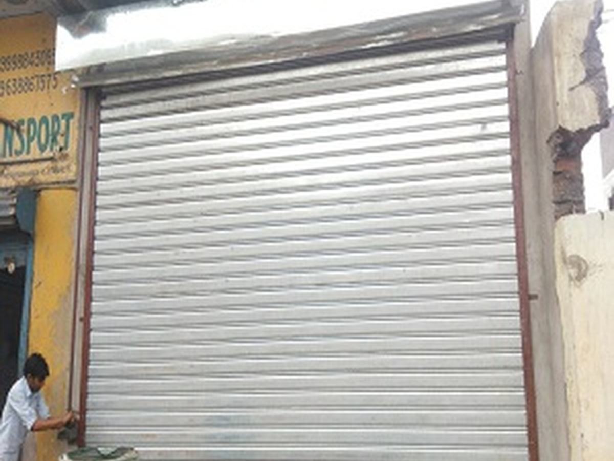 A gear-operated rolling shutter with its side gearbox unit