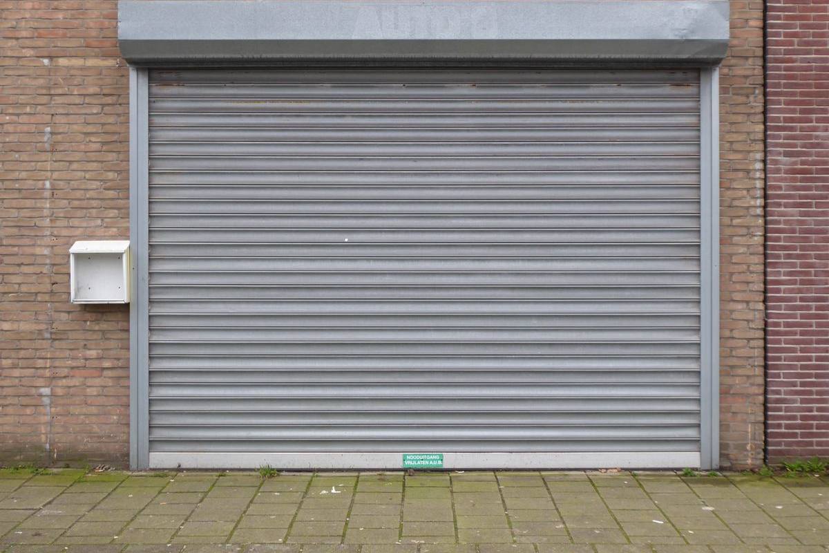A closed manual rolling shutter, pull-push operation